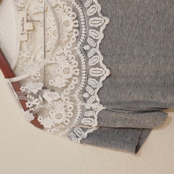 SLIGHTLY USED VANILLA BAY GRAY AND WHITE FLORAL EMBROIDERY SIZE L - Picture 5 of 10